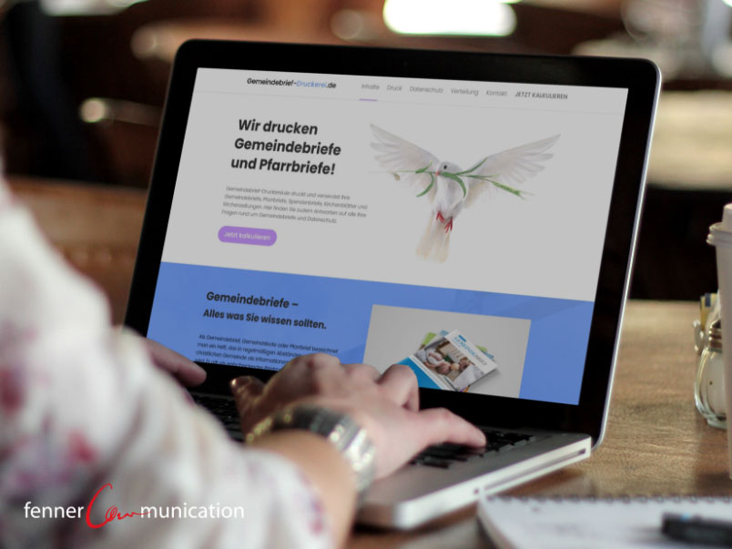MacBook mit Webdesign Beispiel des Kunden Gemeindebrief Druckerei