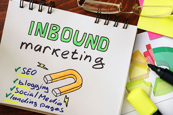 Strategien des Inbound Marketing, wie z. B. SEO, Blogging, Social Media und Landingpages ziehen potentielle Kunden magnetisch auf die Webseite.